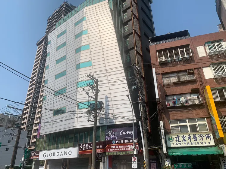 該處大樓外觀設計本就是傾斜。江孟謙攝