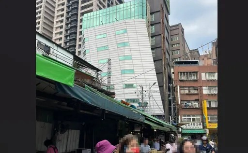 花蓮強震|網傳景美夜市大樓傾斜 假訊息!設計本來就歪的