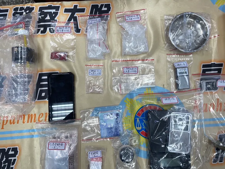警方起出毒品安非他命4包、電子磅秤、夾鏈袋、吸食器、手機等證物。翻攝畫面