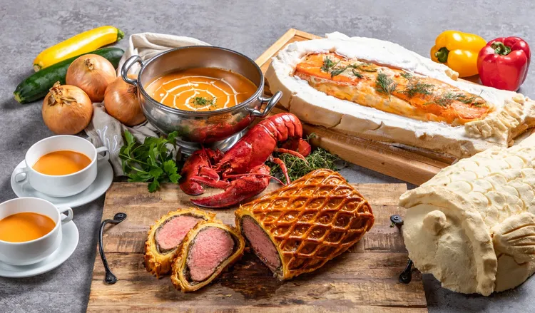 歐風館自助餐廳加碼推出威靈頓牛排與爐烤全鮭、龍蝦湯、松葉蟹腳等海鮮料理，溫情滿桌，慶祝母親的愛。業者提供