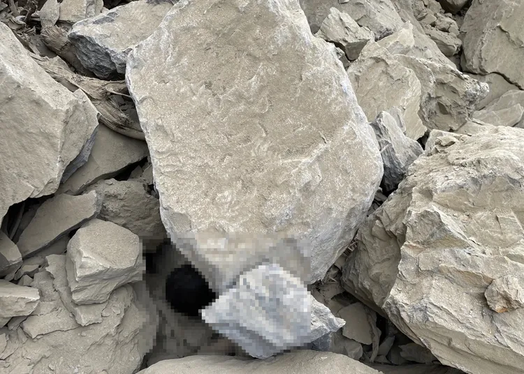 2具遺體都被巨石掩埋。救難隊提供