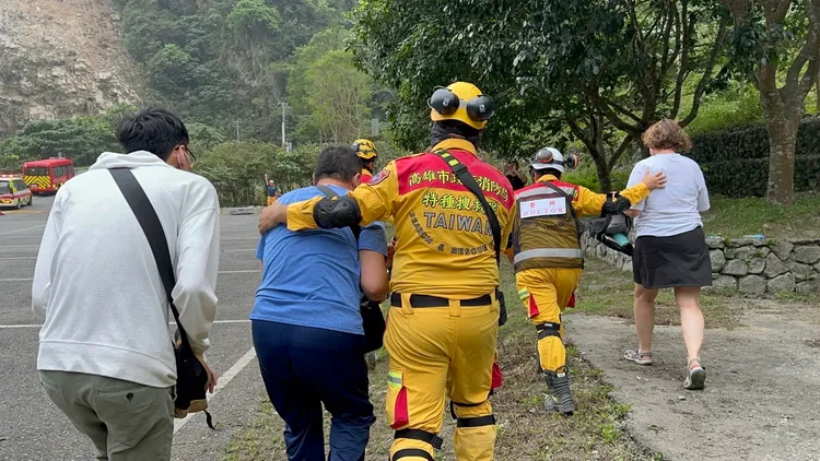 高雄特搜協助晶英酒店人員下撤。高雄特搜提供