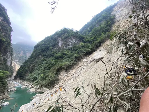 砂卡礑慘況曝光!落石吞沒美景 特搜尋獲2罹難者卻遇餘震暫時撤離