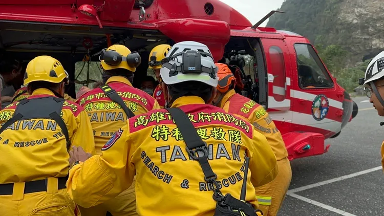 部分受困人員搭直升機至太管處。高雄特搜提供