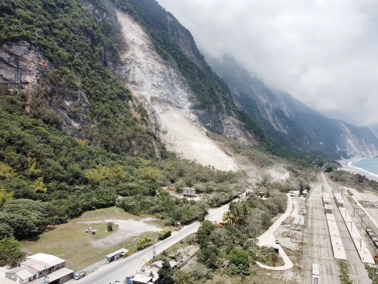 崇德山崩大量山壁露出。讀者提供