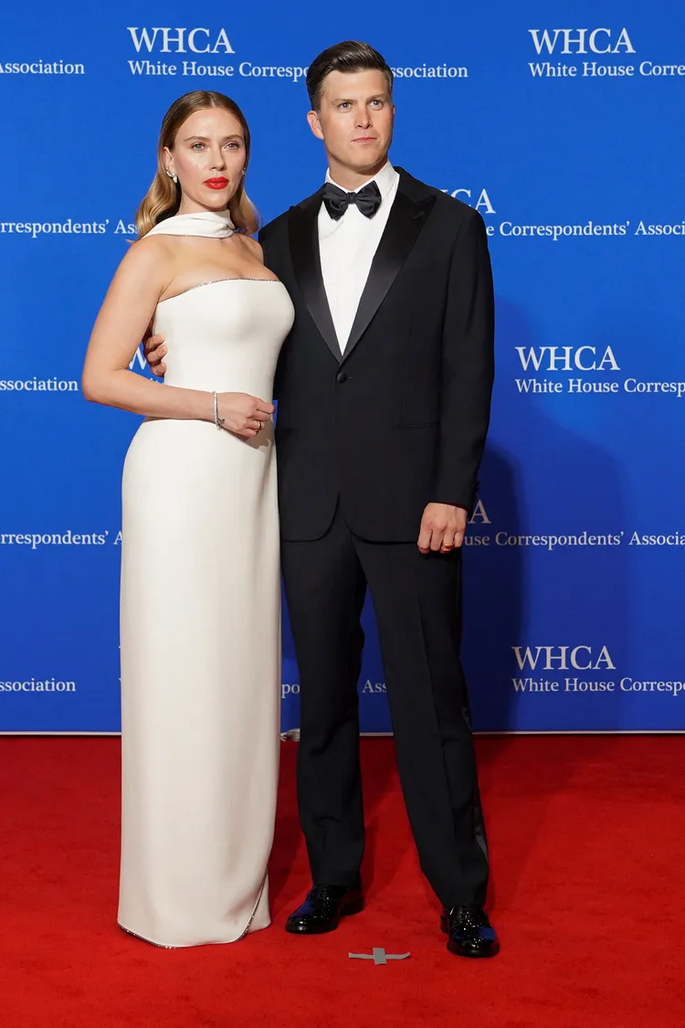 《週六夜現場》班底柯林約斯特（右）擔任晚宴主持，妻子女星史嘉蕾約翰森相偕出席。路透