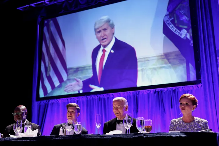 晚宴台上笑話不斷，與場外抗議形成強烈對比。路透