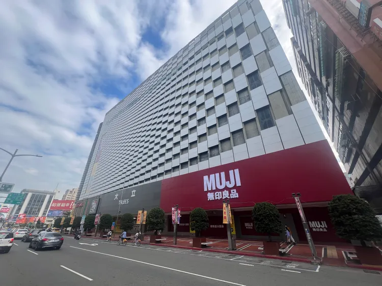 「聯上鉑麗」周邊百貨商場林立，並有捷運與輕軌站可搭乘，屬於亞洲新灣區內精華地段。葉家銘攝