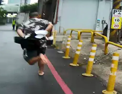 移工騎車載女友因這事心虛遇警狂奔　好樣的！鐵路局員工見狀助警逮人