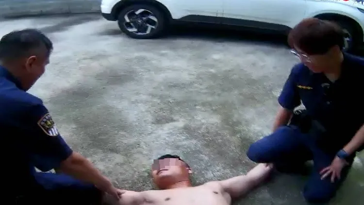 警員和鐵路局員工合力制伏。桃園警分局提供