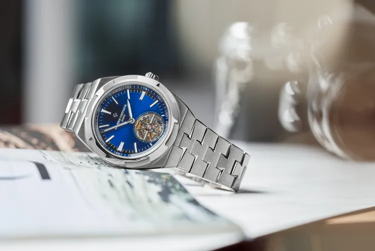 江詩丹頓Overseas陀飛輪腕錶，42.5mm，五級鈦金屬錶殼，半透明藍色調漆面旭日紋緞面拉絲錶面，五級鈦金屬錶鏈，2160江詩丹頓自製自動上鍊機械機芯，動力儲存80小時，防水深度50米。品牌提供