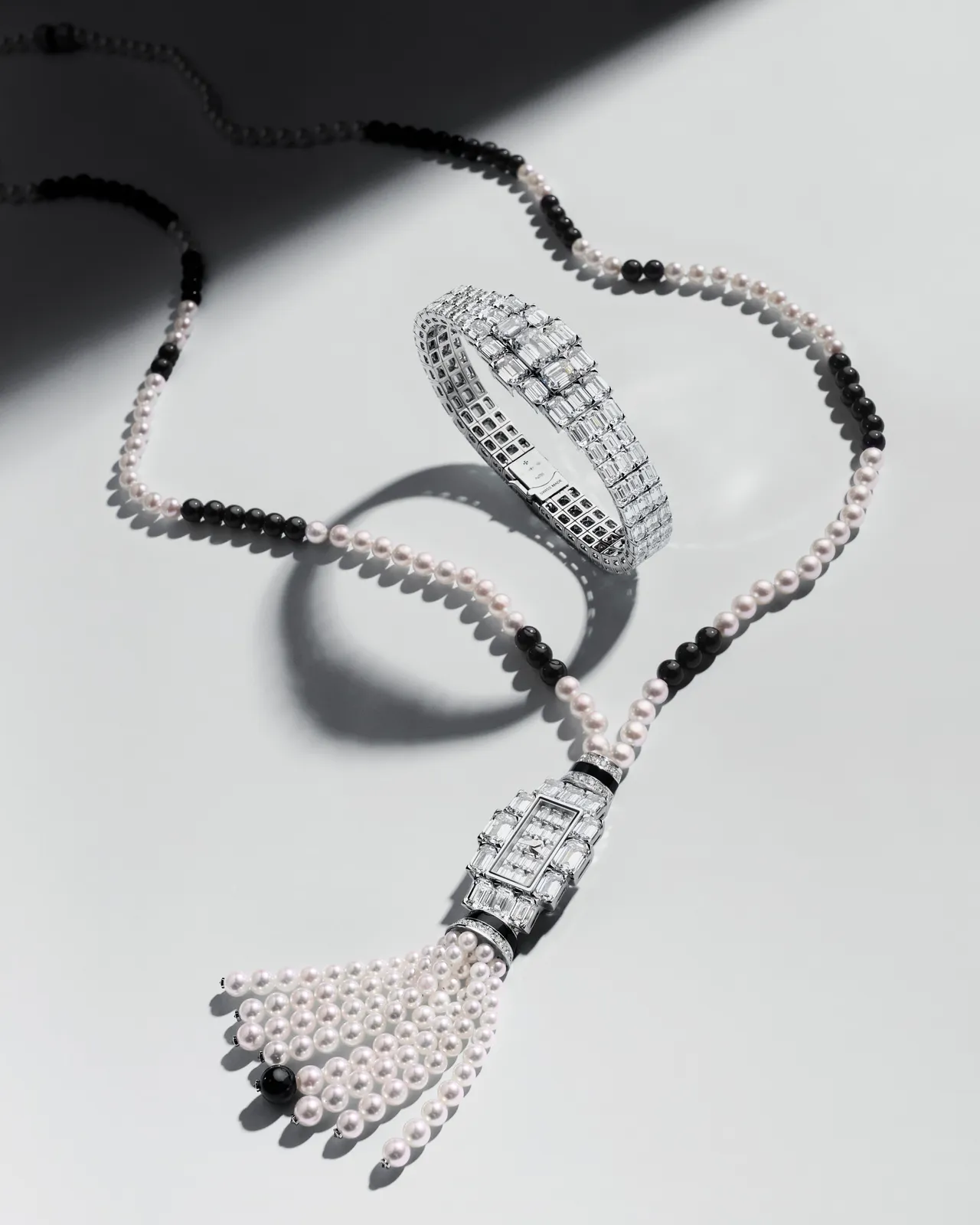 江詩丹頓Grand Lady Kalla高級珠時計,19.4mm x 30.1mm,18K白金錶殼,爪鑲工藝滿鑲12顆祖母綠式切割鑽石表面,爪鑲工藝鋪鑲105顆祖母綠式切割鑽石錶鍊,1212石英機芯。品牌提供