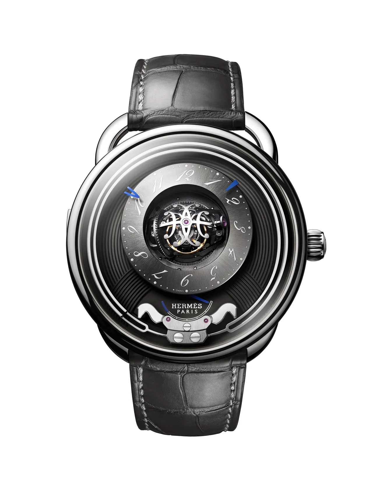 愛馬仕Arceau Duc Attelé三軸陀飛輪三問腕錶,43mm,拋光5級鈦金屬錶殼,銀灰色調的鍍銠圓頂形偏心顯時環以放射紋裝飾錶面,霧面石墨色短吻鱷魚皮,H1926手上鍊機械機芯,動力儲存48小時,防水深度30米,限量24只,1363萬9000元。品牌提供