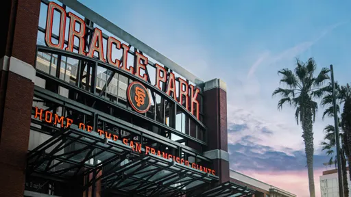 超幸運!大聯盟球迷場外划船 竟徒手接到全壘打球