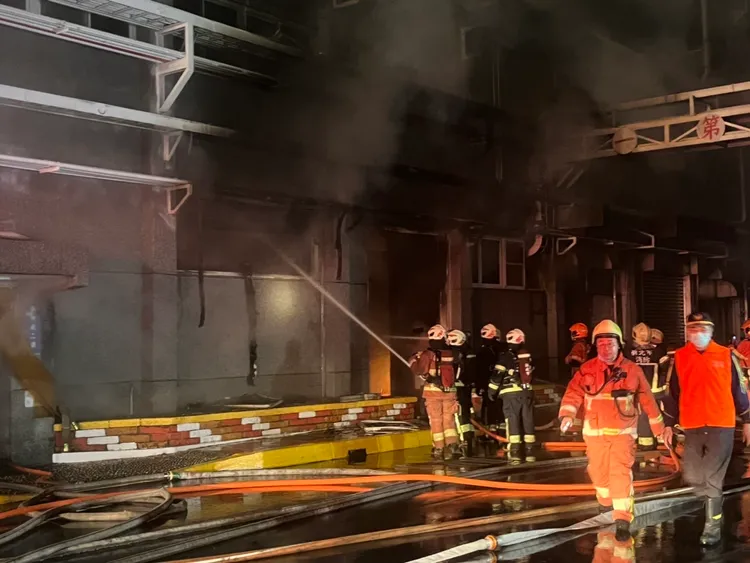 南亞塑膠林口廠凌晨大火，陣陣黑煙瀰漫，消防局積極救火中。環保局提供