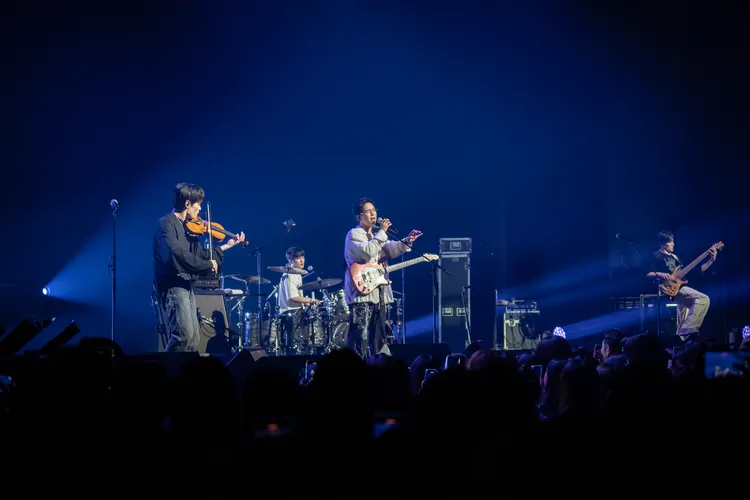 主唱崔庠燁（右二）不停秀中文。超級圓頂提供