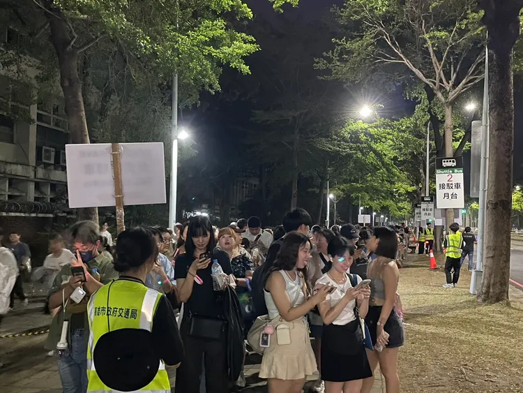 韓國《GOLDEN WAVE in TAIWAN》演唱會13日於高雄世運主場館舉辦演唱會， 21時40分結束，22時05分鐘內場內清空。翻攝畫面