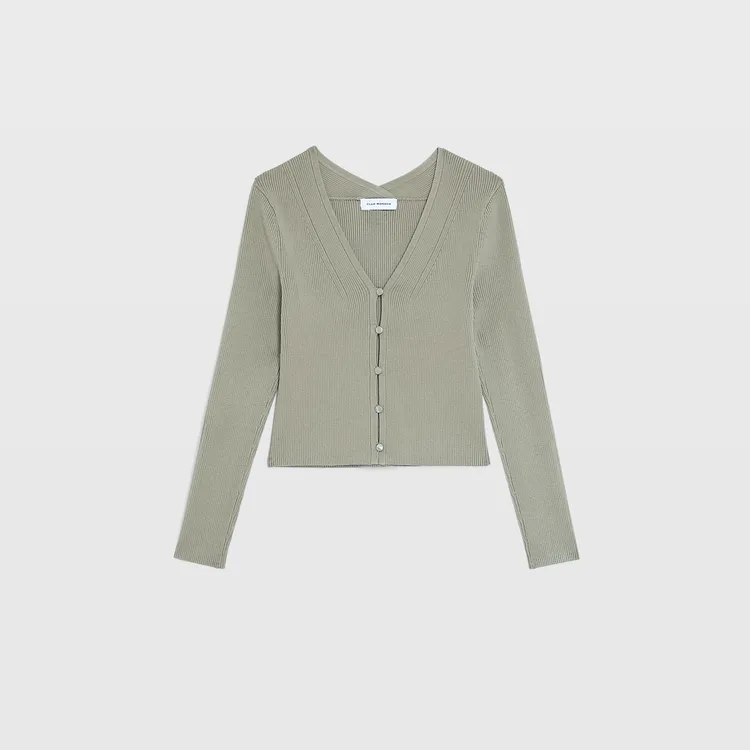 Club Monaco V領鈕扣彈性針織開襟衫，8900元。品牌提供