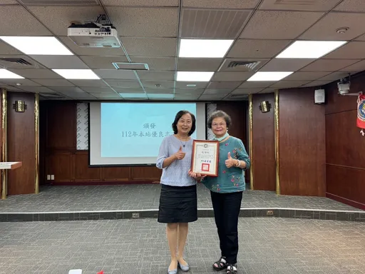 7旬嬤獲移民署優良志工 台北市服務站公開表揚