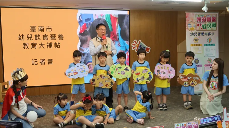 黃偉哲指出，學齡前幼兒是飲食生活習慣養成的重要時期。教育局提供