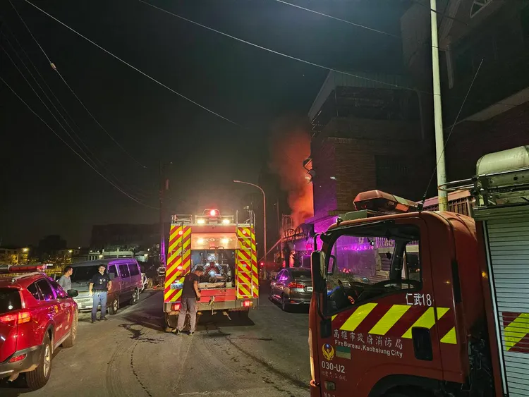 住宅冒出火煙。讀者提供