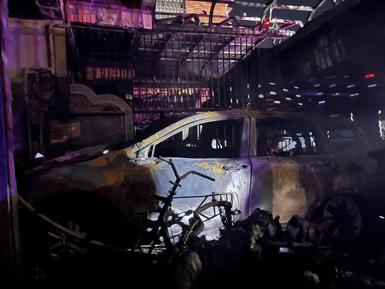 車庫疑為起火點，由於電動車當時正在充電，不排除有相關。讀者提供