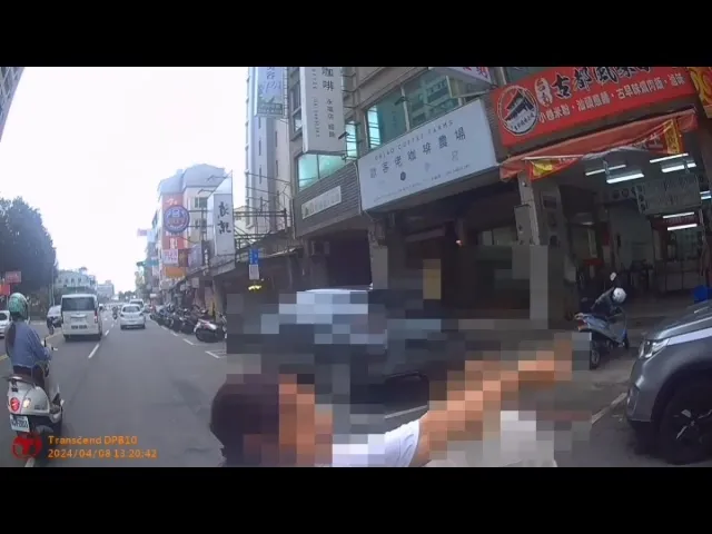 張婦兒子也跟著下跪。民眾提供