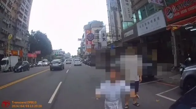 張姓婦人不滿被開單，向警員下跪。民眾提供