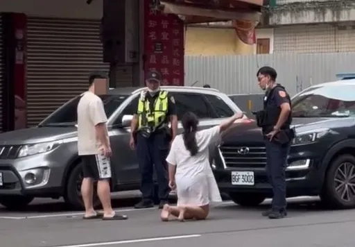 台中婦違停遭取締竟搞這齣 當街下跪酸警「耍威作福、長命百歲」