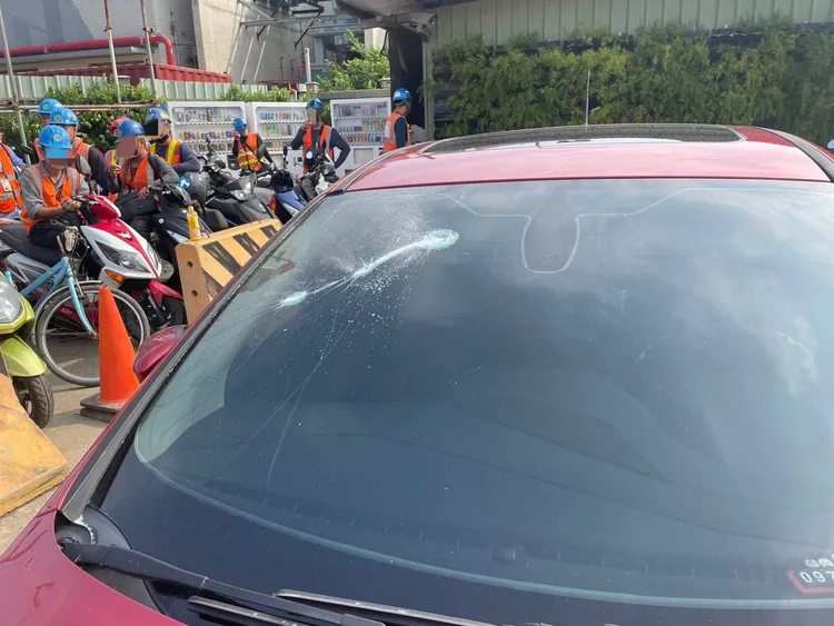 包商車輛被甩棍砸破。大園警分局提供