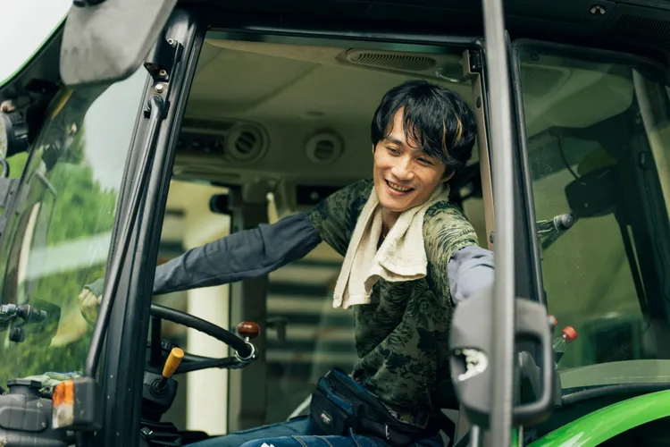 李英宏在片中開曳引機。伯樂影業提供