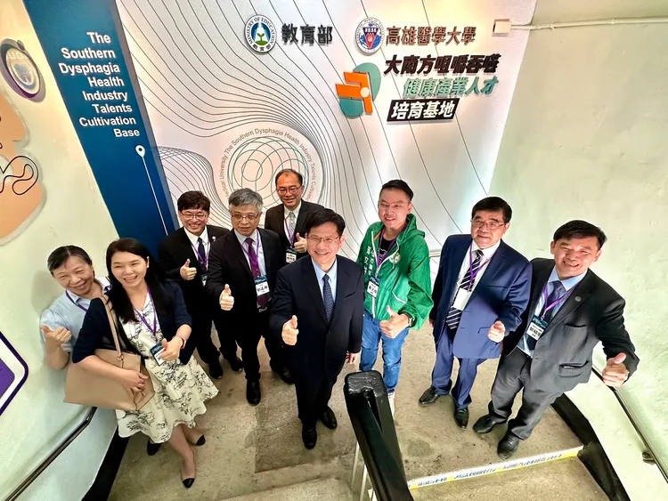 林佳龍、劉孟奇與高醫大團隊合影。教育部提供