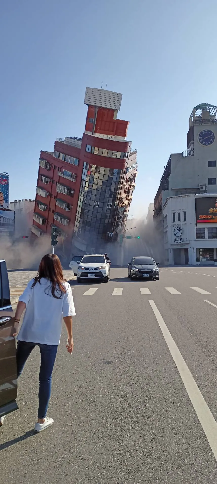 花蓮災情慘重,現場畫面也接連在網路上瘋傳。(圖/翻攝自網路)