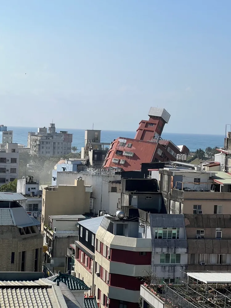 今早發生規模7.2強震，網路上傳出多張花蓮災情現場照。（圖／翻攝自網路）