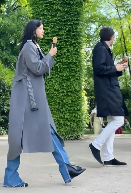 2人吃冰淇淋十分愜意。翻攝冷鍋魚小紅書