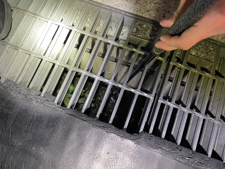 警員協助釣起鑰匙。中壢警分局提供