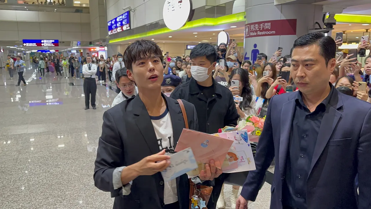 朴寶劍帥氣現身桃機。特勤中心攝