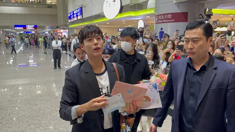 朴寶劍帥氣現身桃機。特勤中心攝