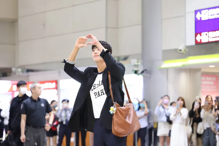 朴寶劍向現場粉絲瘋狂比心。特勤中心攝