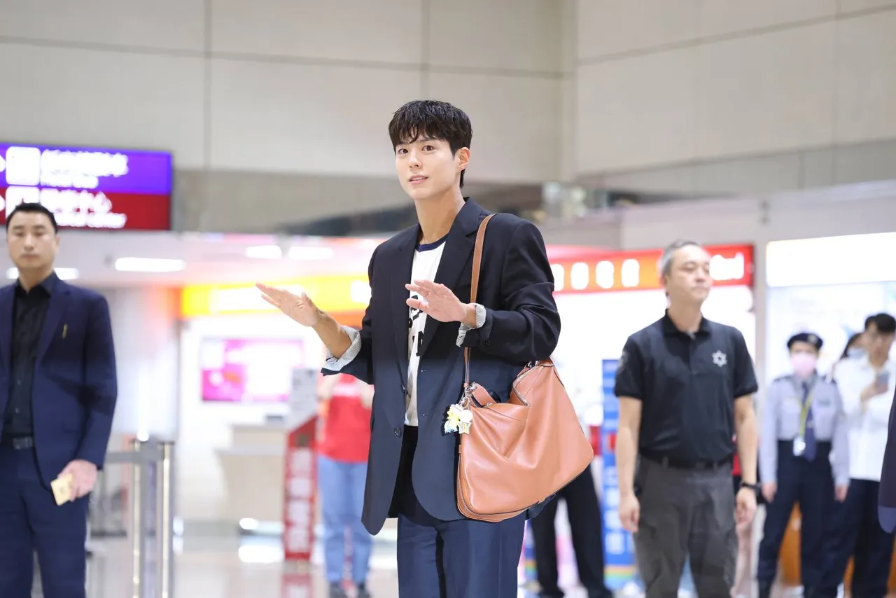 朴寶劍示意現場粉絲小聲。特勤中心攝