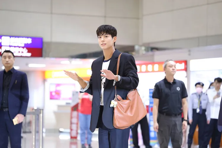 朴寶劍示意現場粉絲小聲。特勤中心攝