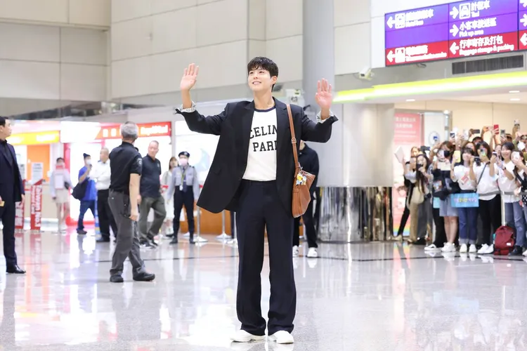 朴寶劍熱情向現場粉絲打招呼。特勤中心攝