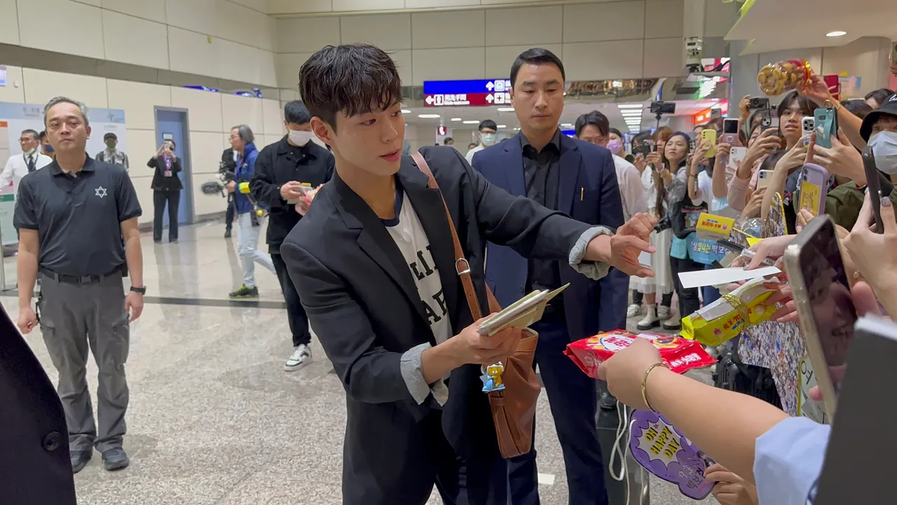 朴寶劍親切收下粉絲小禮物。特勤中心攝