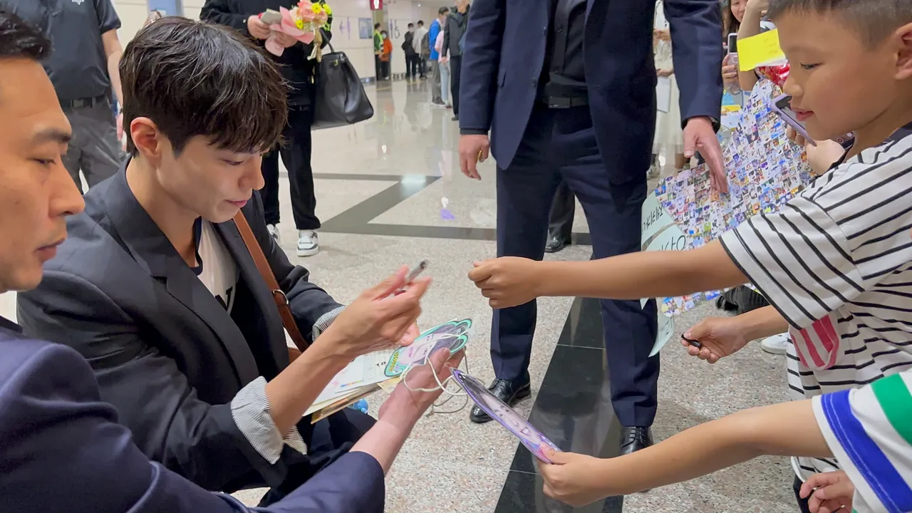 朴寶劍幫小朋友簽名。特勤中心攝