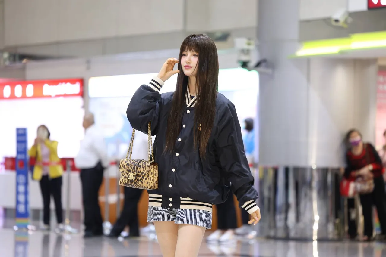 Danielle向粉絲放送臉頰愛心。特勤中心攝