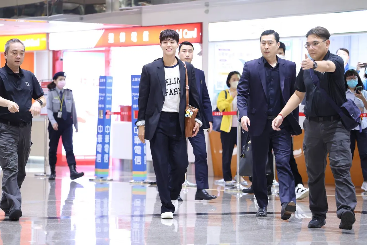 朴寶劍換上全套CELINE單品帥氣抵達台灣。特勤中心攝