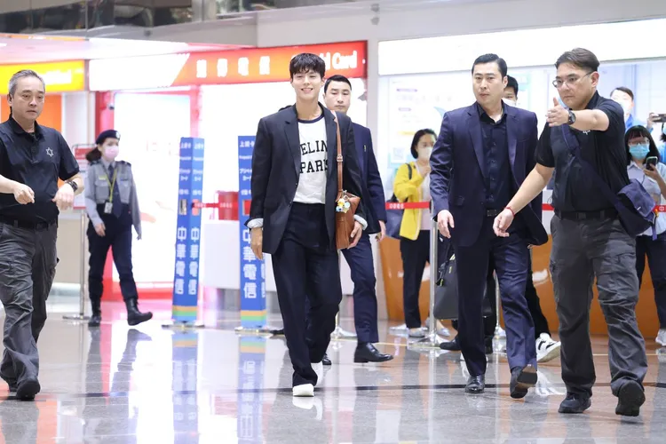 朴寶劍換上全套CELINE單品帥氣抵達台灣。特勤中心攝