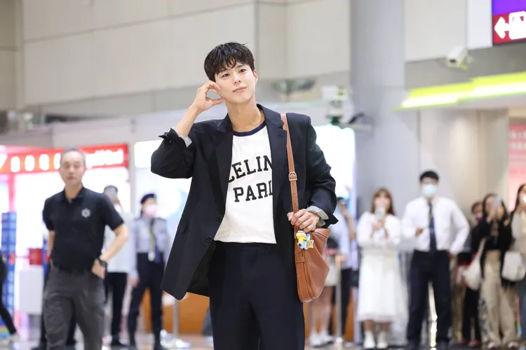 朴寶劍向現場粉絲瘋狂比心。特勤中心攝