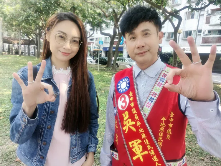 吳軍參選台中市議員補選，也獲得妻子的大力支持。吳軍提供