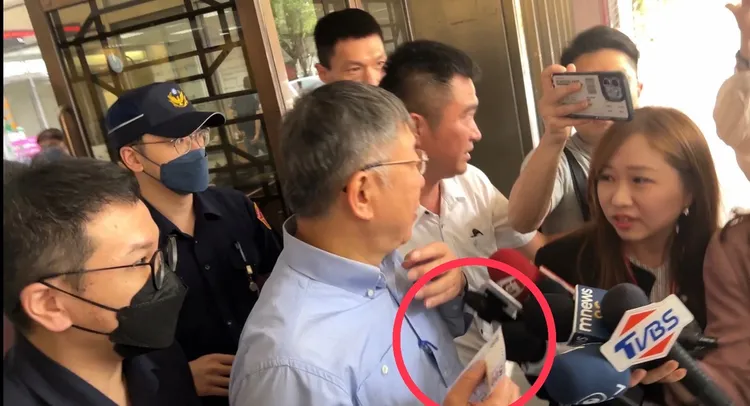 柯文哲手拿500元證人旅費。陳彩玲攝